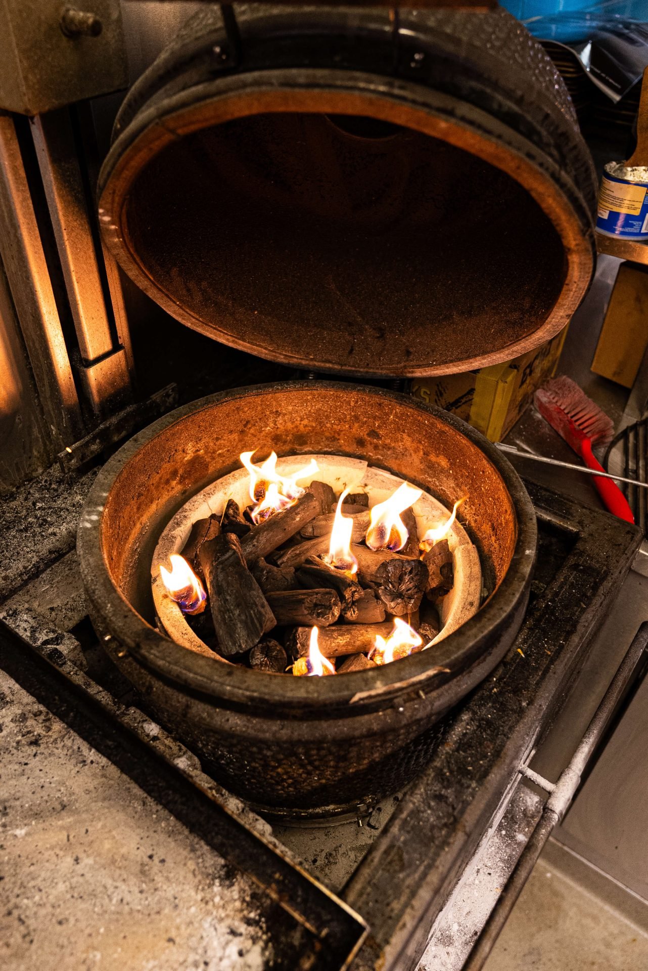 Vuur in de barbecue van Colins