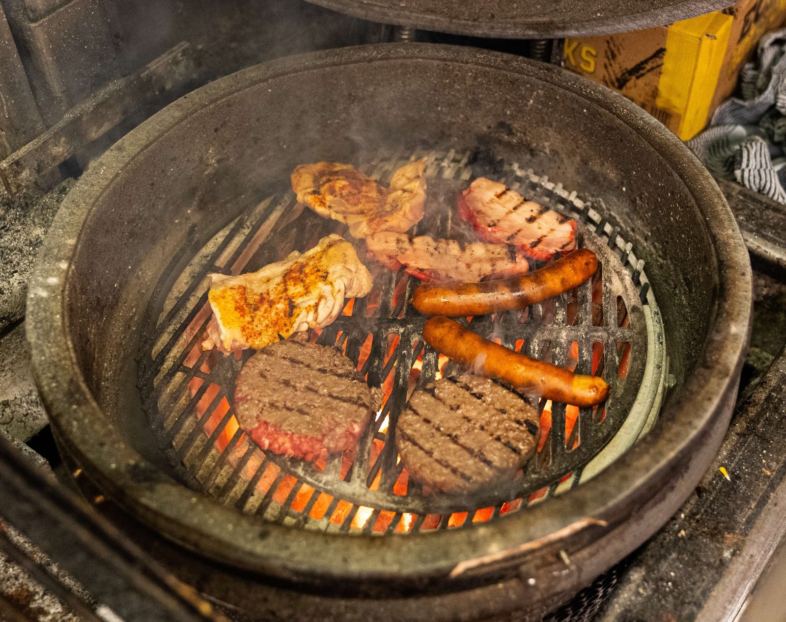 Samen genieten van de barbecuegerechten van Colins